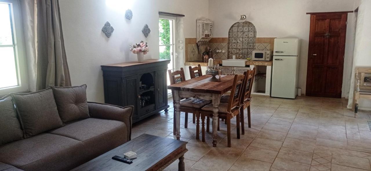 Bungalov Trapani Ruzova Bagian luar foto